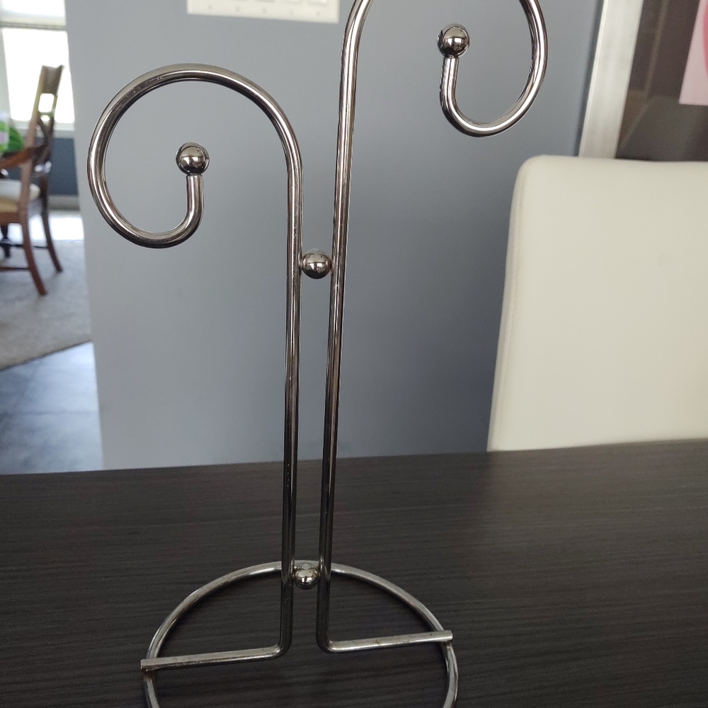 Hand towel holder